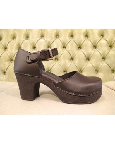 heeled clogs