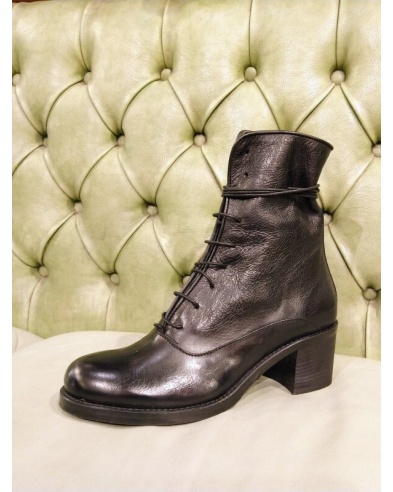 Lace up mid heel boots made in Italy