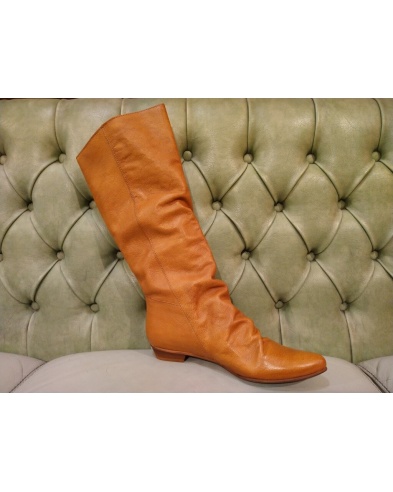 Soft leather boot with pointed top, by Felmini