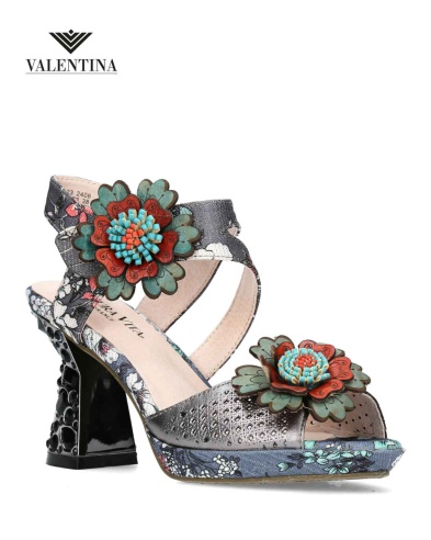 Open toe sandals with jewelled heel. Laura Vita, fashion summer 2025